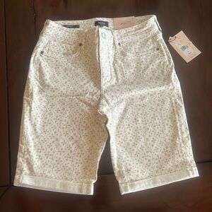 NYDJ Briella shorts NWT size 6